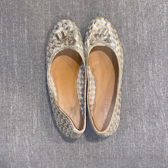 Silver and gold flats - Picture 1 of 3